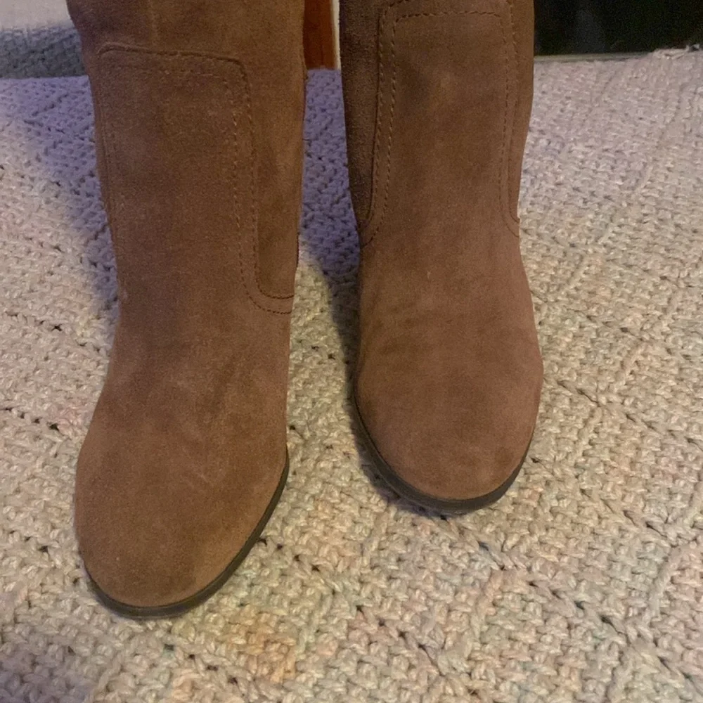 🦊 👢Tall lace brown suede with buckle. EUC. All heights pictured. 3 inch heel. - Picture 7 of 16